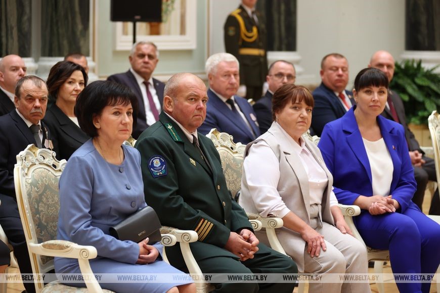 Александр Григорьевич Лукашенко вручил госнаграды сотрудникам организаций системы Управления делами Президента