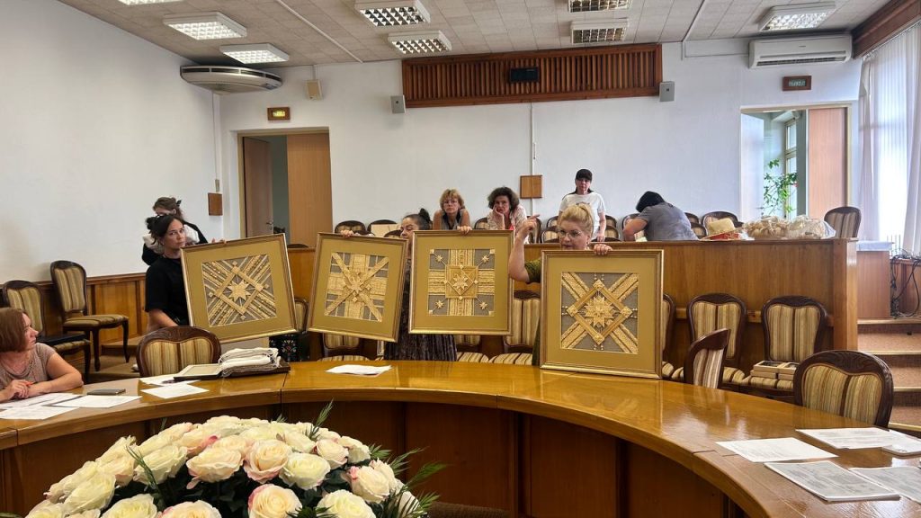 В государственном учреждении «Республиканский культурно-просветительный центр» Управления делами Президента Республики Беларусь 21 августа 2024 года состоялось заседание экспертной комиссии по отнесению продукции к изделиям народных художественных ремесел.