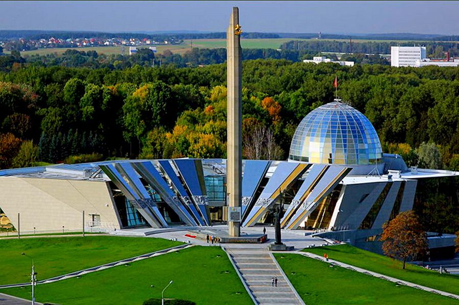 3 августа 2025 года первичной профсоюзной организацией ОАО «Белхудожкерамика» была организована экскурсионная поездка в г. Минск с посещением музея истории Великой Отечественной войны.