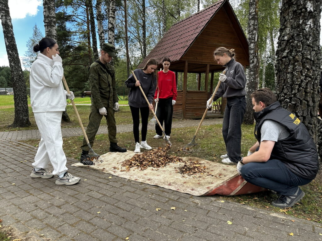 Работающая молодежь организаций Управления делами Президента сегодня потрудилась в Березинском биосферном заповеднике