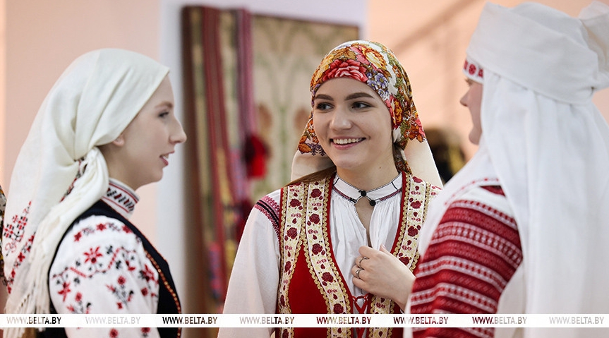 Код в каждом стежке. Почему национальный костюм никогда не выйдет из моды, ответил глава "Белхудожпромыслов"