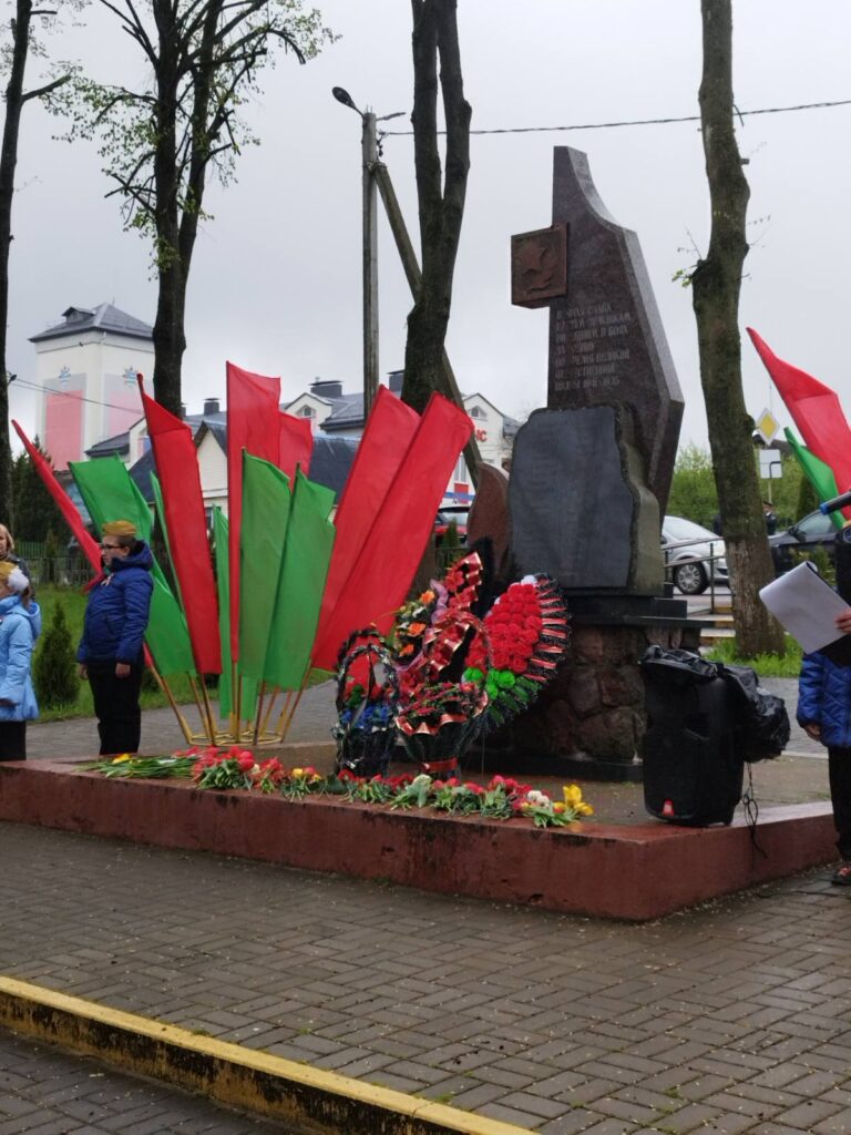 Коллектив ОАО "Белхудожкерамика" принял участие в церемонии возложения венков и цветов в память о погибших в боях за Родину