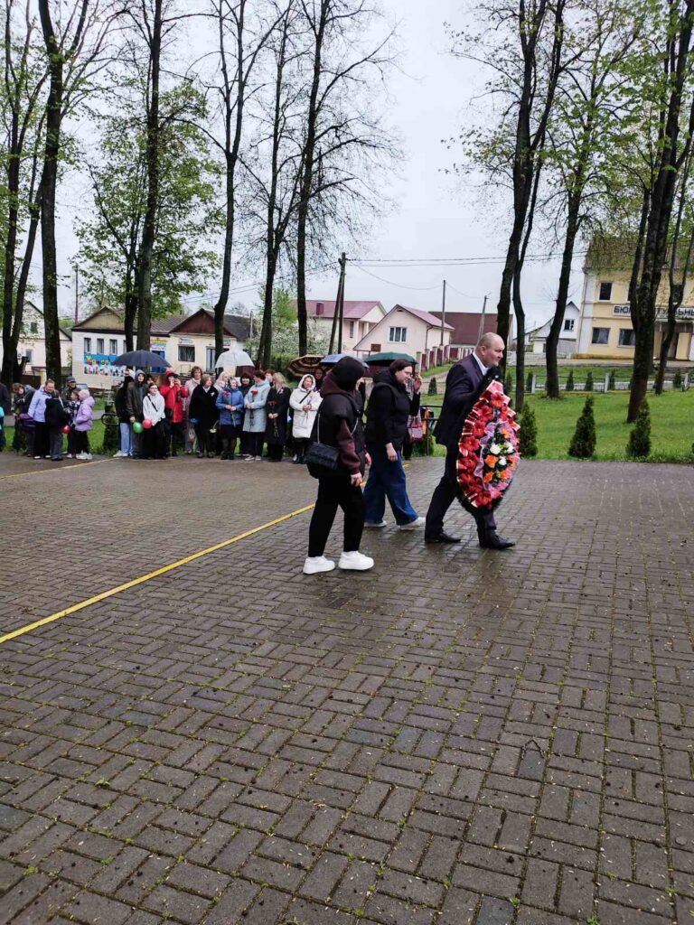 Коллектив ОАО "Белхудожкерамика" принял участие в церемонии возложения венков и цветов в память о погибших в боях за Родину